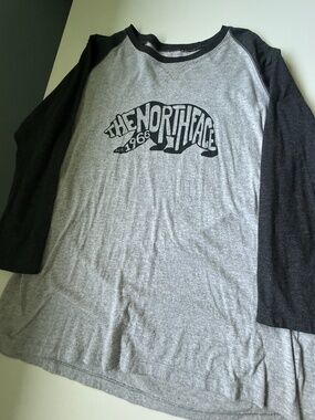 Woman's Large Northface Raglan Tee